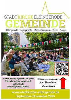Gemeindefest mit Besuchern und bunten Wimpeln im Freien.